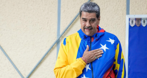 O presidente da Venezuela, Nicolás Maduro, com a mão no peito, sorrindo