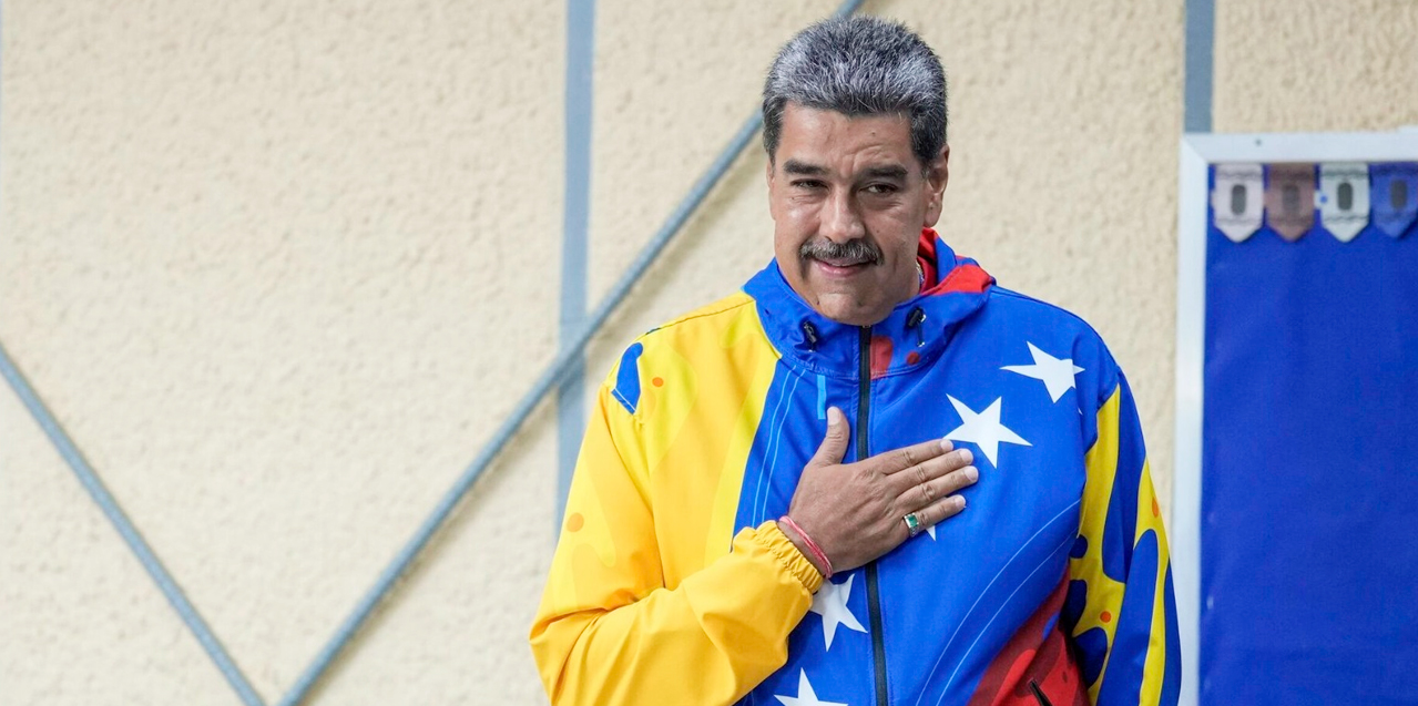 O presidente da Venezuela, Nicolás Maduro, com a mão no peito, sorrindo