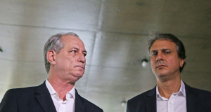 Ciro Gomes e Camilo Santana lado a lado, ambos sérios, perto de microfones