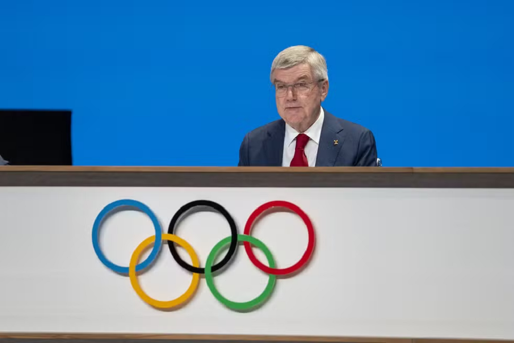 O presidente do Comitê Olímpico Internacional (COI), Thomas Bach, com expressão séria