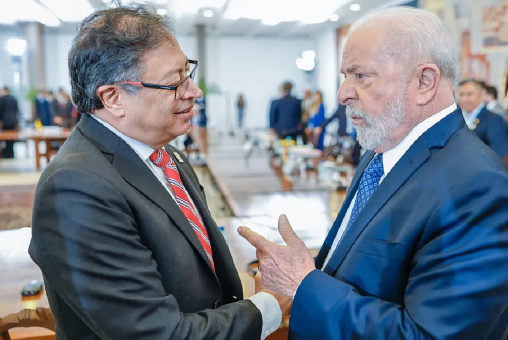 O presidente da Colômbia, Gustavo Petro, e o presidente Lula frente à frente, conversando