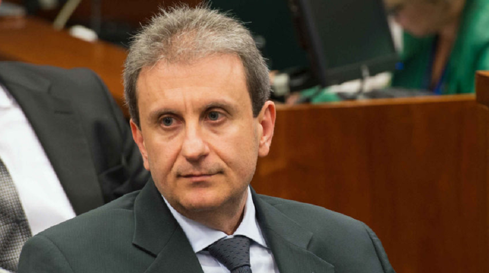 Doleiro Alberto Youssef com expressão séria, sem olhar para a câmera