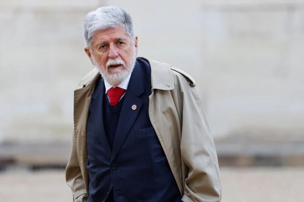 O embaixador Celso Amorim caminhando com roupa de frio e expressão serena