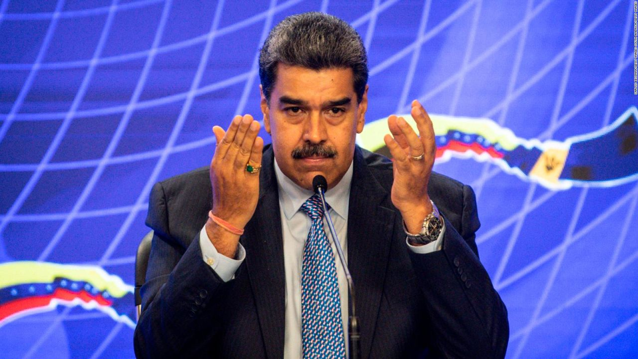 Nicolás Maduro sério, perto de microfone, gesticulando