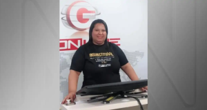 Carla Gabola, a "influencer dos concursos", sorrindo, de camiseta preta, em foto no centro de montagem