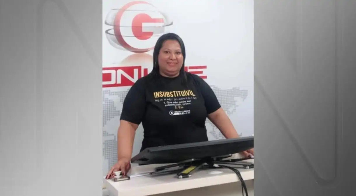 Carla Gabola, a "influencer dos concursos", sorrindo, de camiseta preta, em foto no centro de montagem