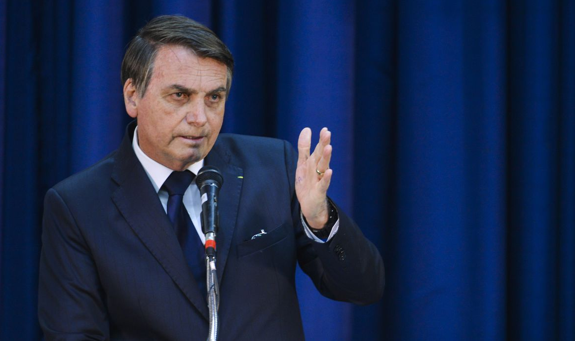 O ex-presidente Jair Bolsonaro (PL) falando e gesticulando