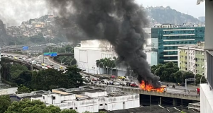 Ônibus pegando fogo no Elevado Paulo de Frontin