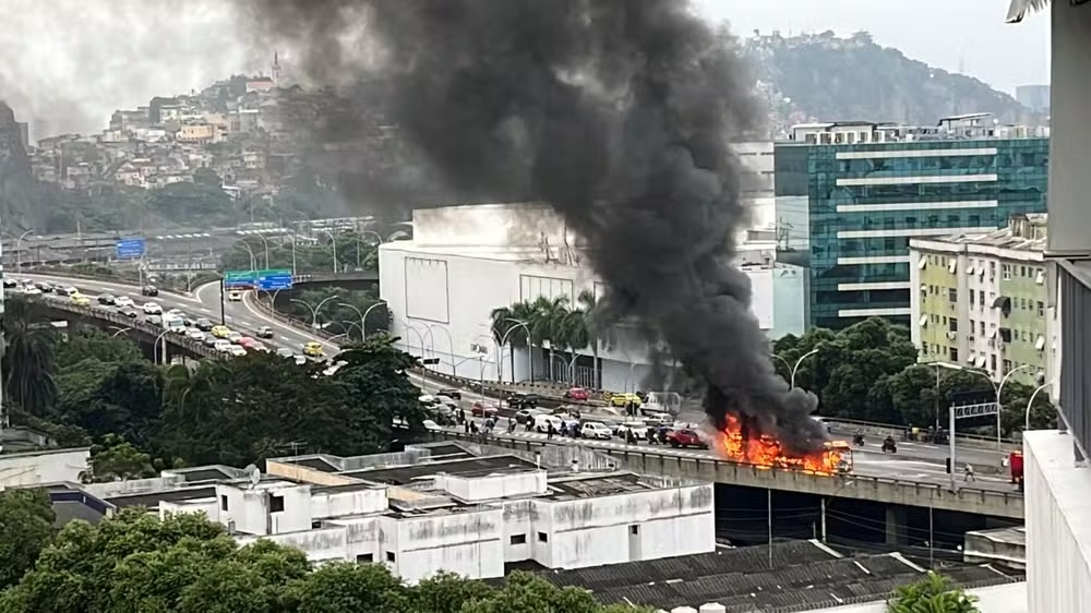 Ônibus pegando fogo no Elevado Paulo de Frontin