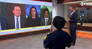 Momento em que auxiliar de serviços gerais entrou no estúdio do Em Pauta