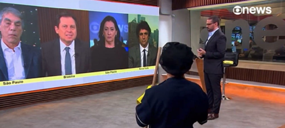 Momento em que auxiliar de serviços gerais entrou no estúdio do Em Pauta