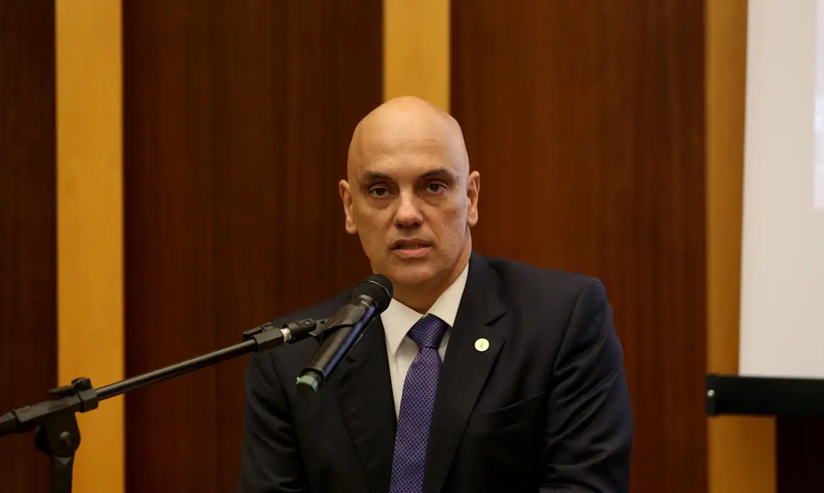O ministro Alexandre de Moraes, do Supremo Tribunal Federal (STF) sério, falando em microfone