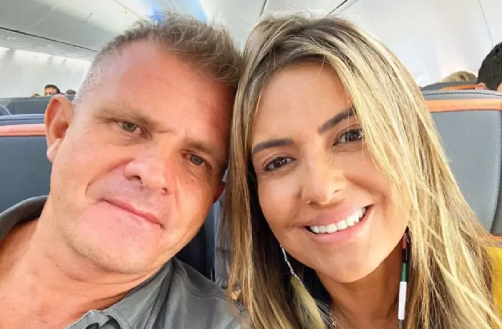 Rinaldo Pereira e Denise Seixas posando para selfie com cabeças coladas, ela sorrindo