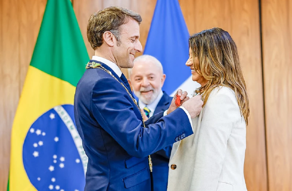 Emmanuel Macron, Lula e Janja sorrindo