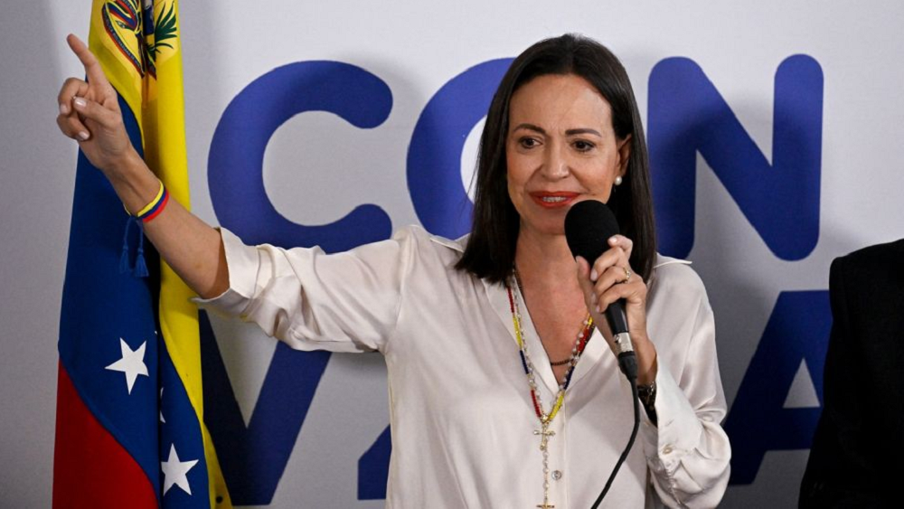 A líder da oposição, María Corina Machado, falando em microfone