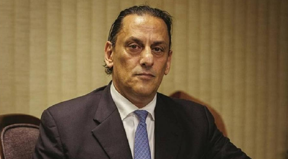 Frederick Wassef sério, olhando para a câmera