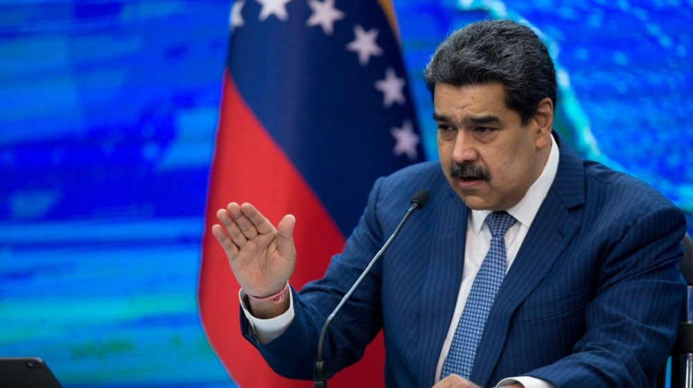 Nicolás Maduro falando em microfone e pedindo calma