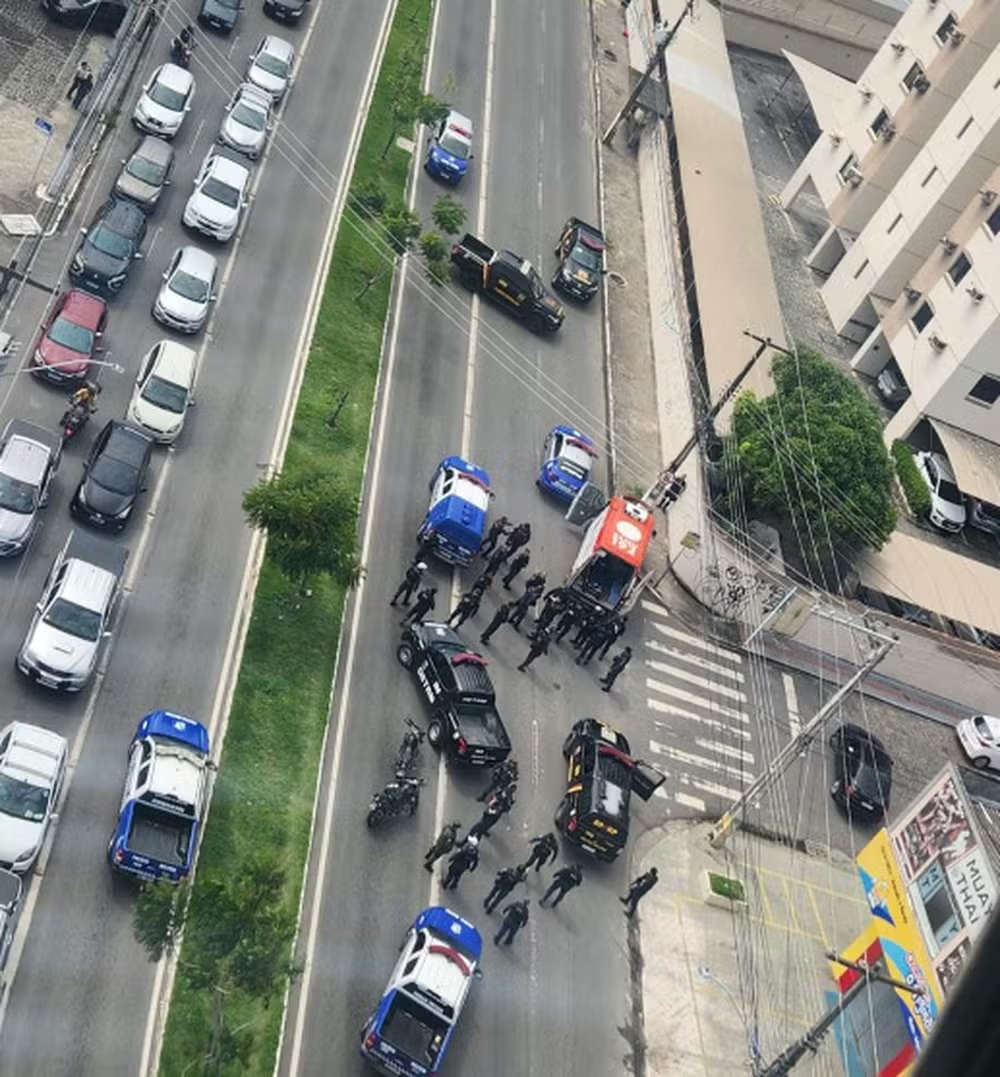 Momento em que homem foi preso após furtar ambulância do Samu