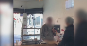Imagem borrada de momento em que homem mostrou pênis para vendedora