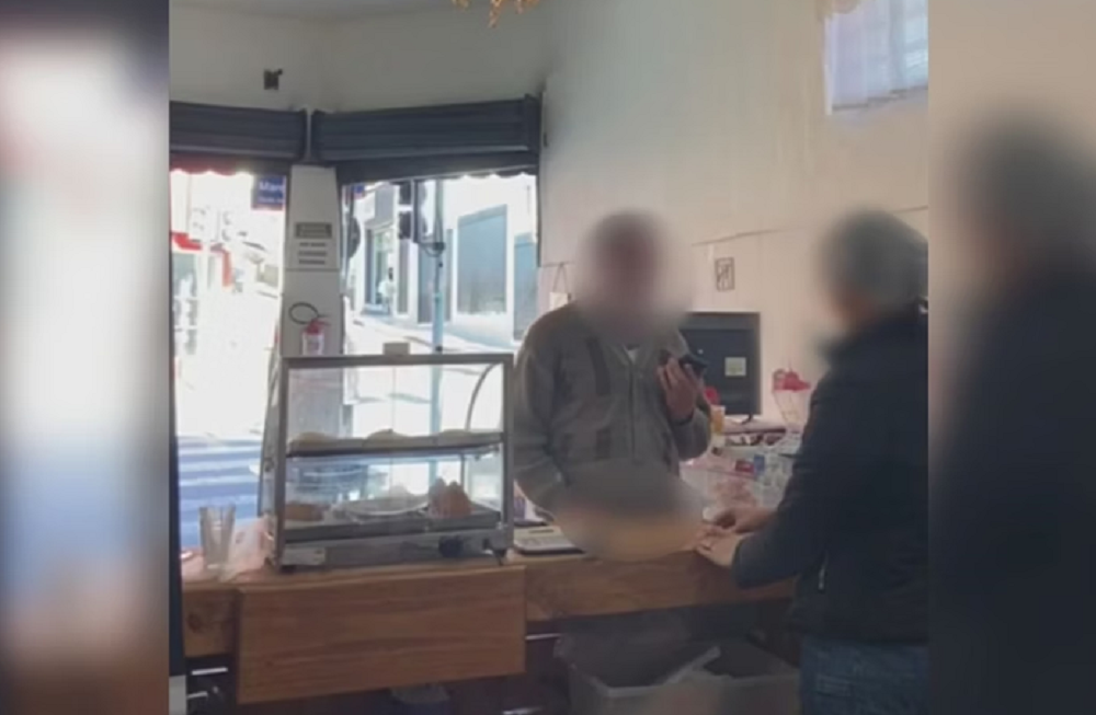 Imagem borrada de momento em que homem mostrou pênis para vendedora