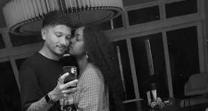 Yuri Lima e Iza em foto no espelho, em preto e branco, abraçados