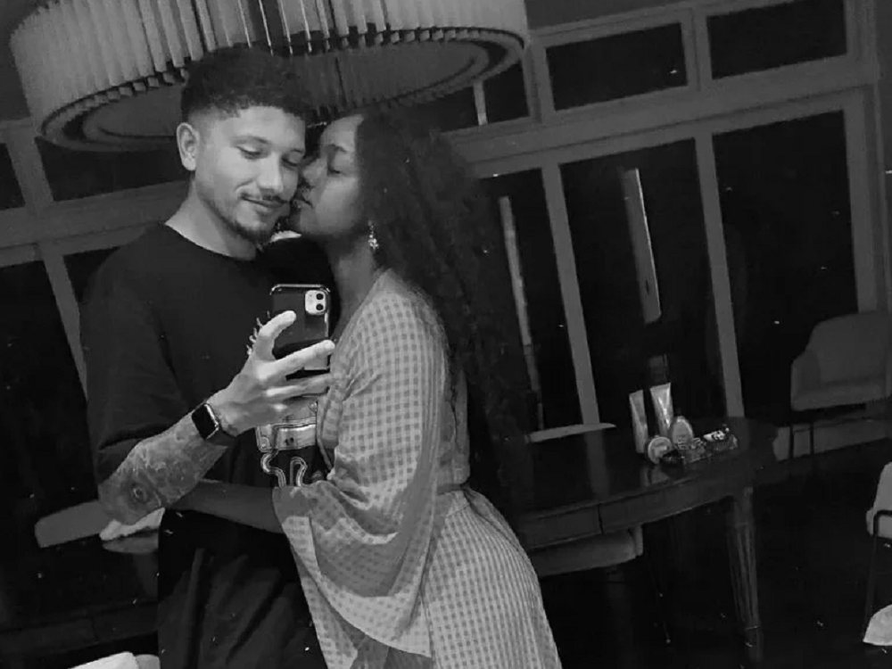 Yuri Lima e Iza em foto no espelho, em preto e branco, abraçados