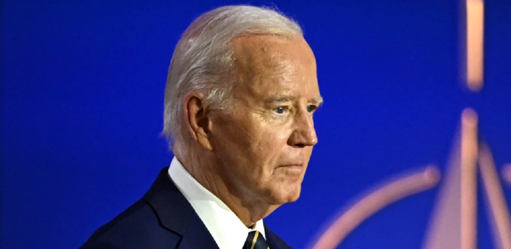 Joe Biden de perfil, com expressão triste