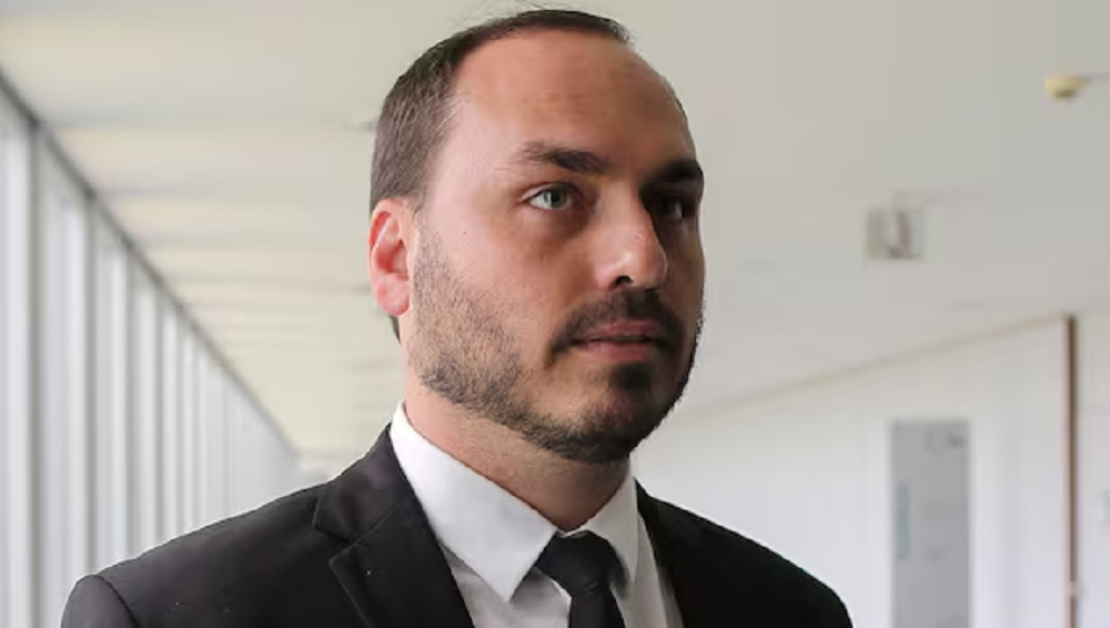 Vereador Carlos Bolsonaro (Republicanos-RJ) com expressão séria, sem olhar para a câmera