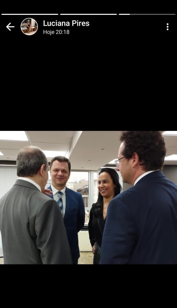 Luciana Pires com Anderson Torres e Fabio Wajngarten, este enrolado no escândalo das joias. Imagem do Stories. Foto: Reprodução/Instagram