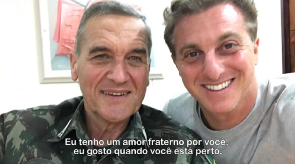 General Villas Bôas e Luciano Huck sorrindo