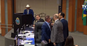 O presidente da Assembleia Legislativa do Mato Grosso, Eduardo Botelho (União), e o deputado Lúdio Cabral (PT) discutindo