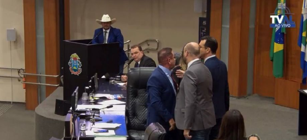 O presidente da Assembleia Legislativa do Mato Grosso, Eduardo Botelho (União), e o deputado Lúdio Cabral (PT) discutindo 
