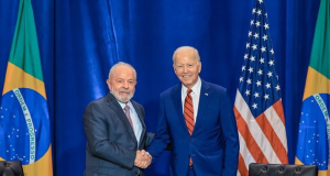 Lula e Joe Biden sorrindo em aperto de mãos