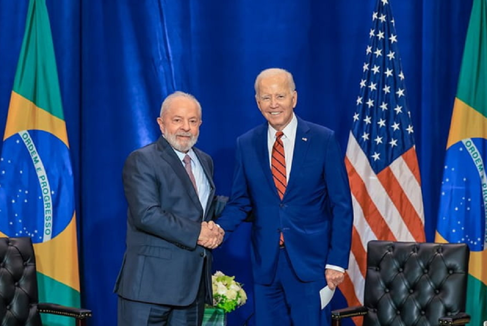Lula e Joe Biden sorrindo em aperto de mãos
