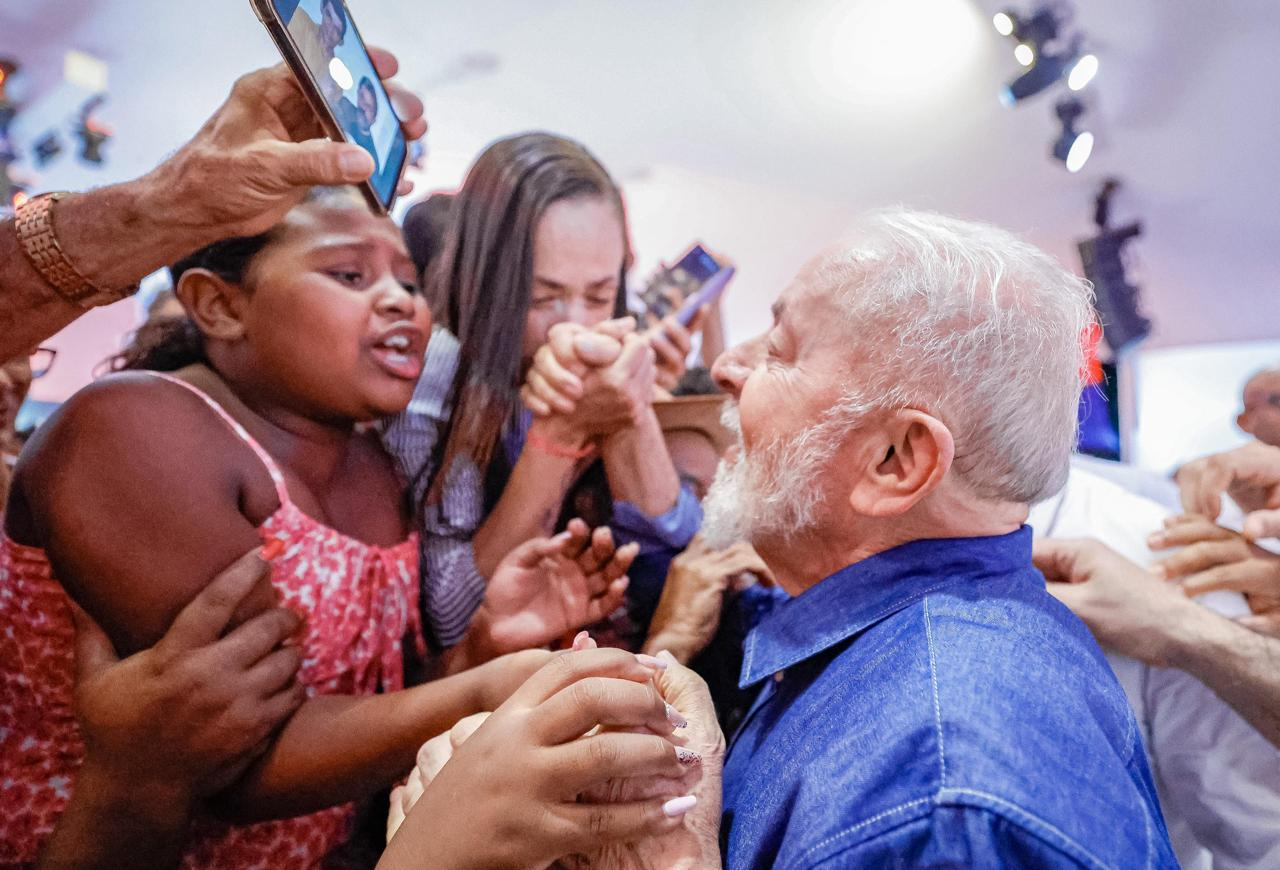 O presidente Luiz Inácio Lula da Silva (PT) em evento na Bahia, cercado de pessoas, sorrindo, de perfil