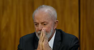 O presidente Luiz Inácio Lula da Silva (PT) com expressão preocupada e mãos unidas