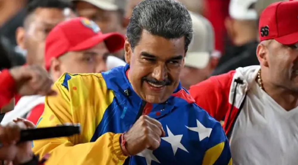 O presidente da Venezuela, Nicolás Maduro, sorrindo e acenando