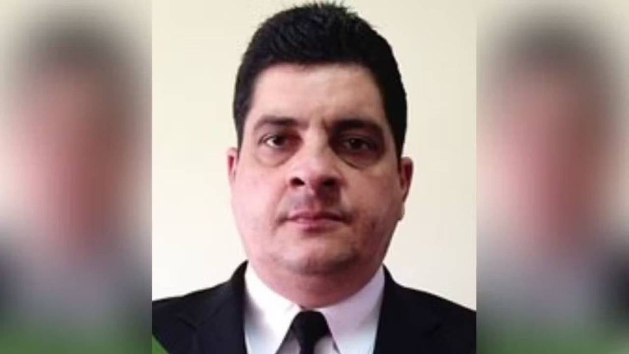 Marcelo Câmara, ex-assessor de Bolsonaro, sério, olhando para a câmera