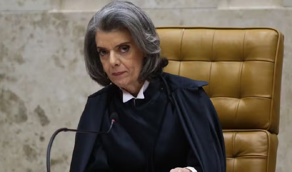 Presidente do Tribunal Superior Eleitoral (TSE), ministra Cármen Lúcia , com expressão desconfiada