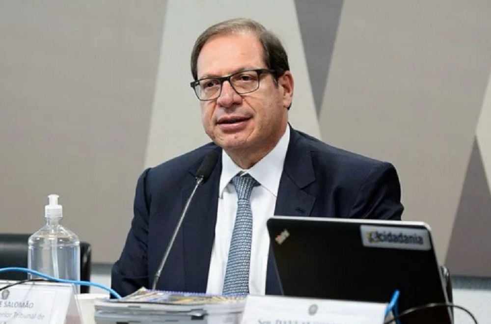 Ministro Luis Felipe Salomão sério, falando em microfone, de óculos, com roupa social escura