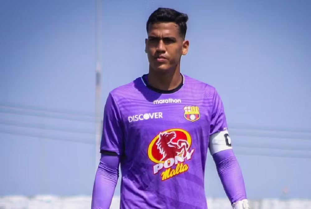 Justin Cornejo, goleiro do Barcelona de Guayaquil, andando, sério, de uniforme lilás