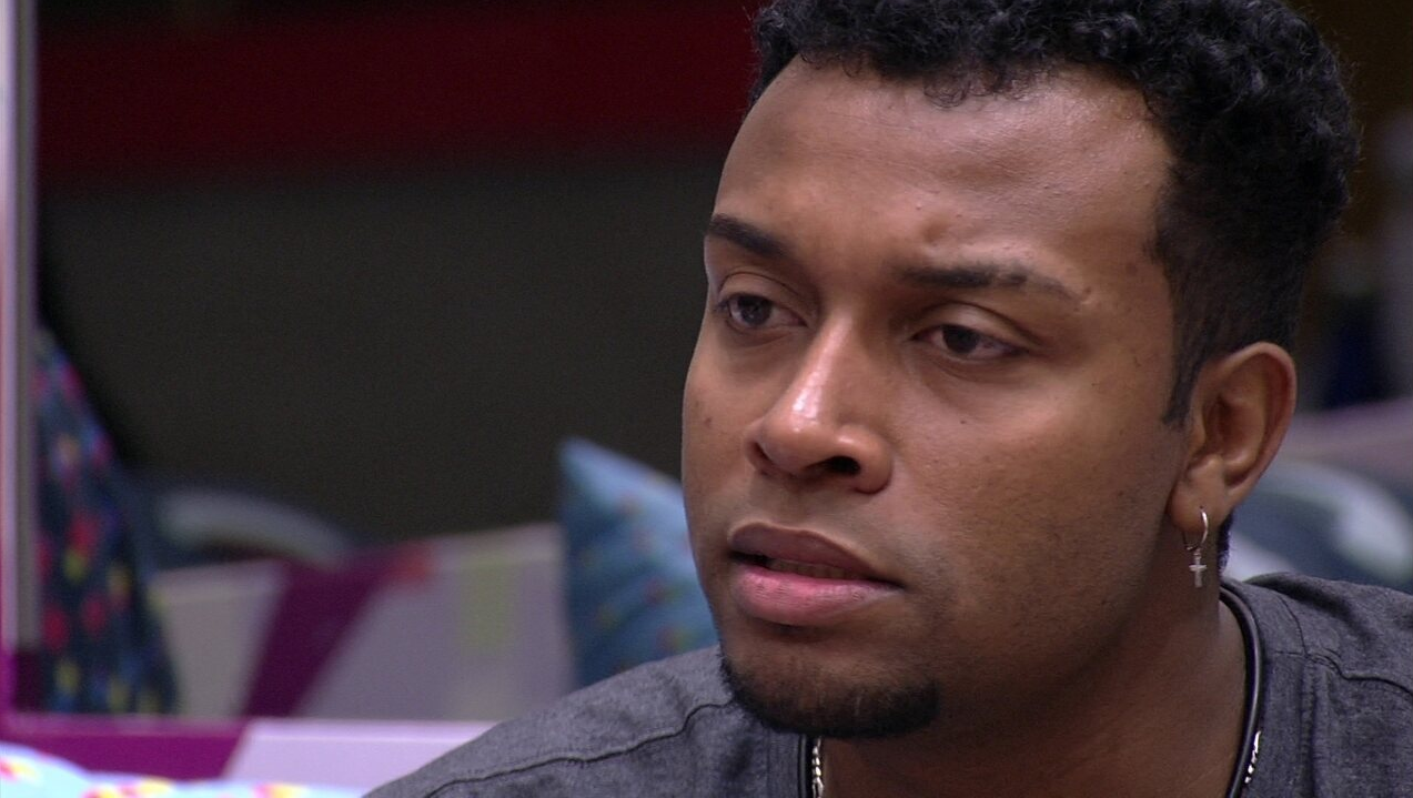 Nego Di em close, com expressão de reflexão