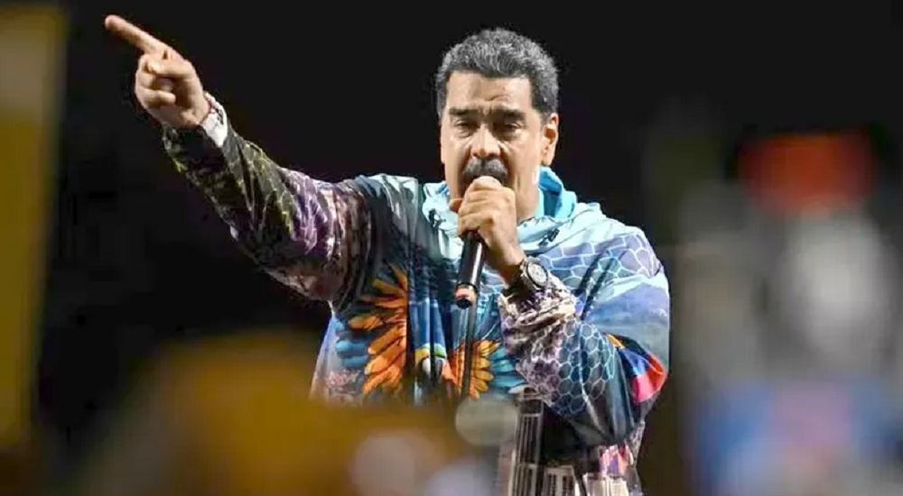 O presidente da Venezuela, Nicolás Maduro, falando em microfone e apontando pra frente