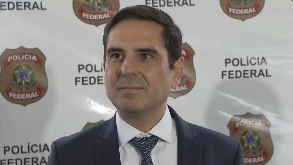 Delegado Rodrigo Luis Sanfurgo de Carvalho, sério, de terno e gravata