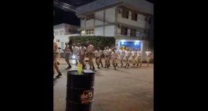 Soldados da Polícia Militar (PM) de Minas Gerais marchando, foto no centro com bordas pretas