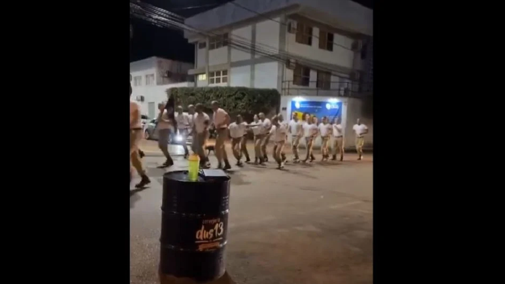 Soldados da Polícia Militar (PM) de Minas Gerais marchando, foto no centro com bordas pretas