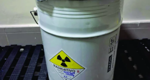 Lata branca com aviso de material radioativo
