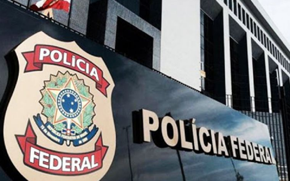 Fachada com logo da Polícia Federal