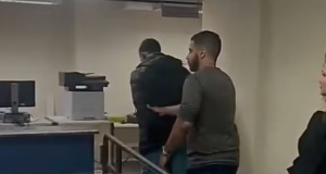 Leonardo Correa de Souza de costas, andando, sendo conduzido