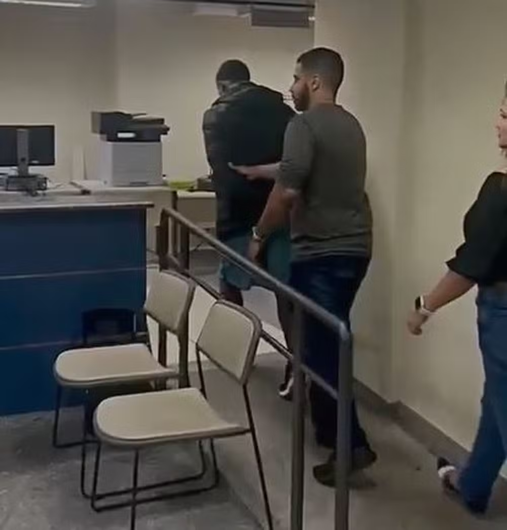 Leonardo Correa de Souza de costas, andando, sendo conduzido